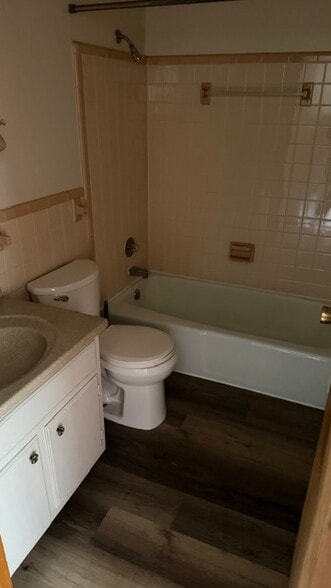 Building Photo - 2715 Riverside Dr