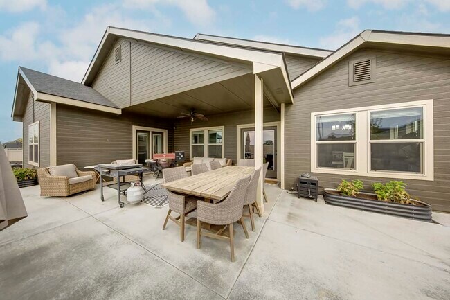Building Photo - 15495 Blue Sky Ave