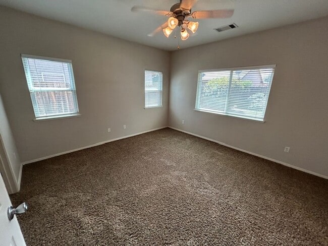 Building Photo - 3 Bedroom 2 bathroom home on NE Visalia cu...