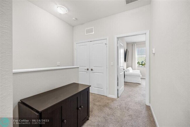 Building Photo - 1109 NW 40th Ter