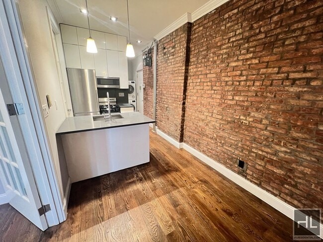 Building Photo - 314 E 106th St