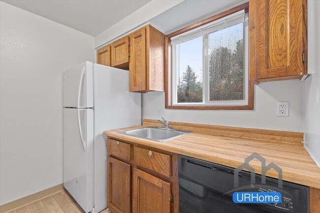 Building Photo - 2 Bed Townhome in SE Portland - $1,695 - Pets Welcome!