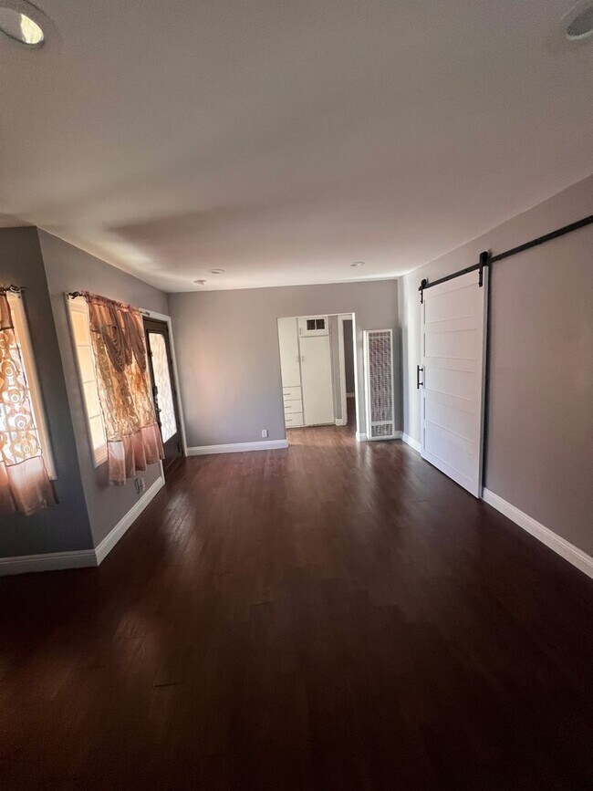 Building Photo - House  3 bedrooms, 1 baths,