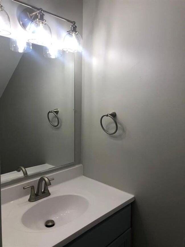 Building Photo - Great Oakwood location - 2 bedroom