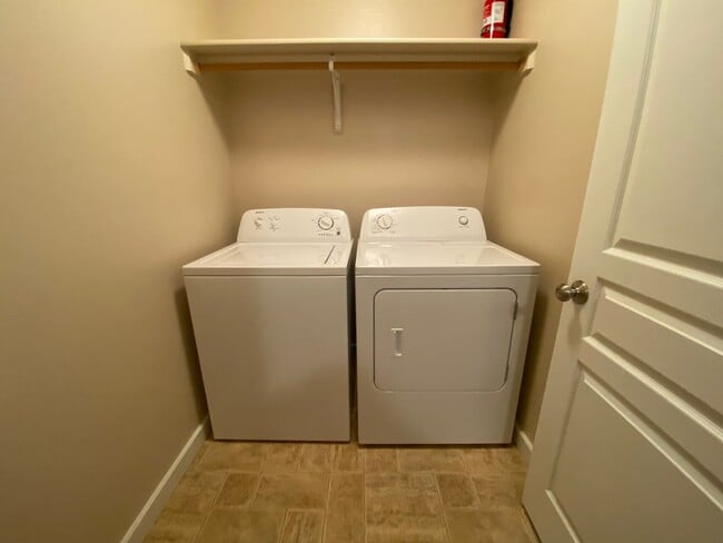 Building Photo - Lovely 4 Bedroom (+ Large bonus room) in B...
