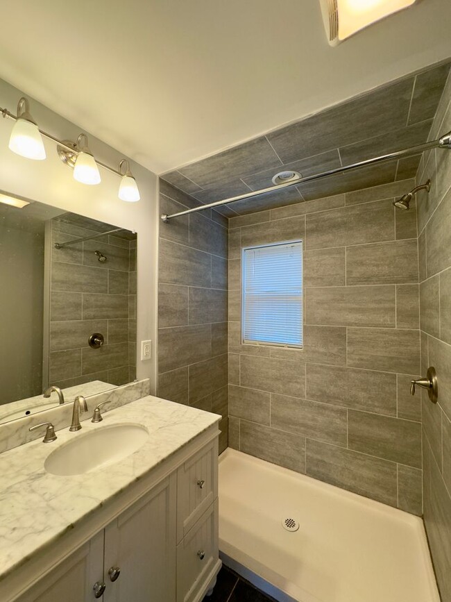 Building Photo - Modern 2-Bedroom Townhome with Stylish Ame...