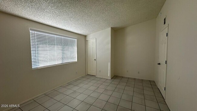 Building Photo - 3850 Blackbird Dr