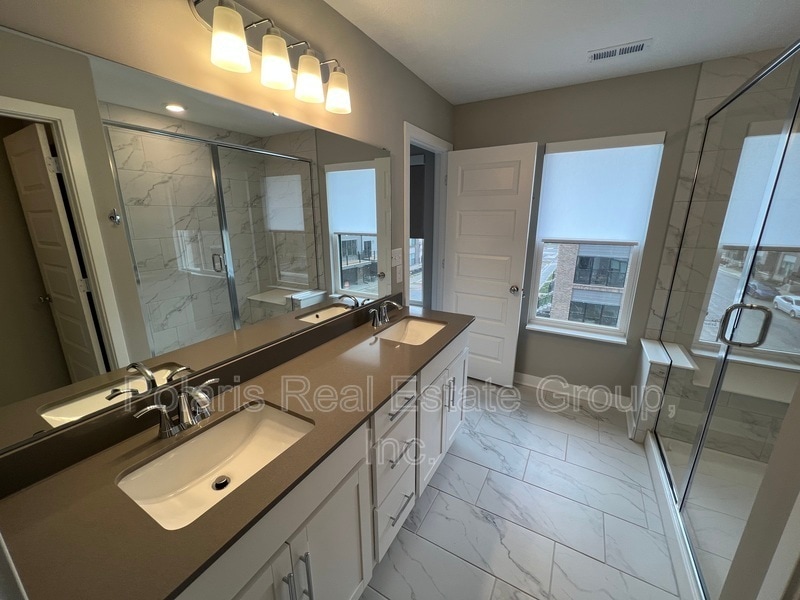 Building Photo - 635 Golborne St