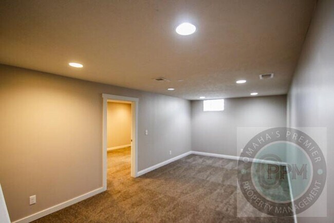 Building Photo - Fully updated 5 bd/ 2 Ba Home