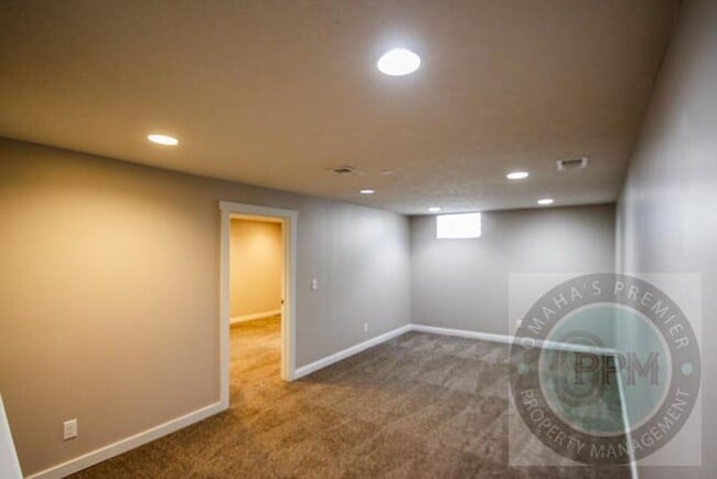 Building Photo - Fully updated 5 bedroom, 2 bathroom house