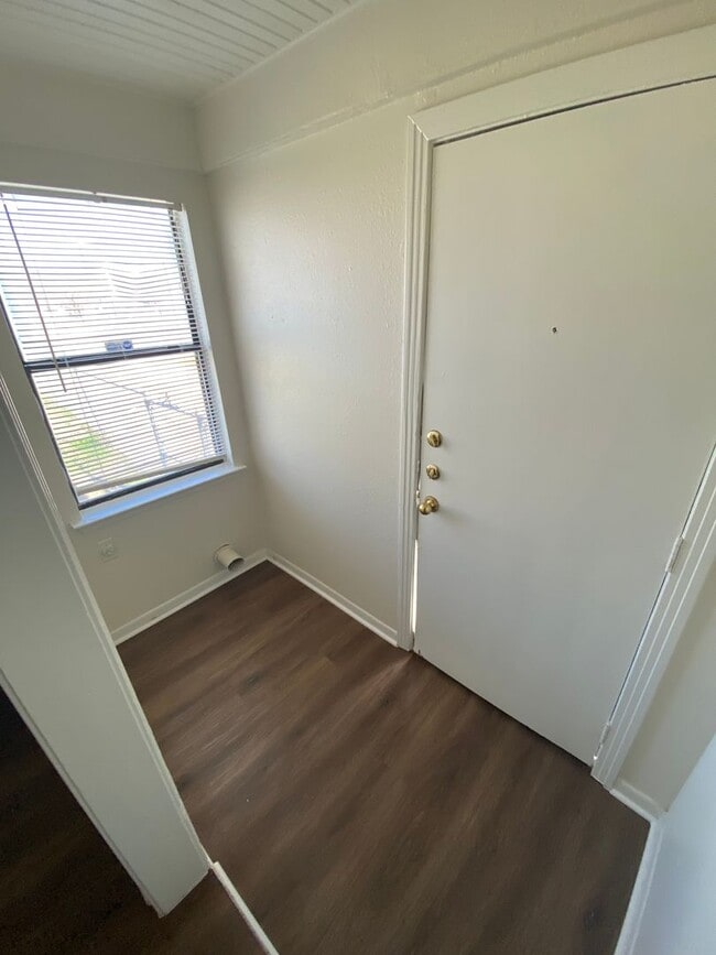 Building Photo - Charming newly renovated 3 bedroom 2 bath ...