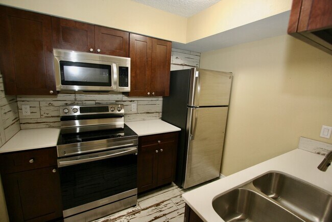 Building Photo - 17331 Red Oak Dr