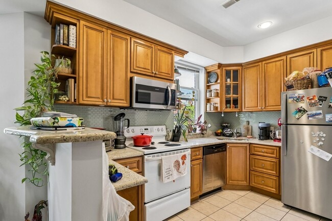 Building Photo - Well-maintained 2-bedroom, 1-bath bi-level apartment | Washington Square West