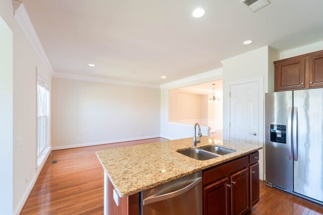 Building Photo - Gorgeous 3 Level Townhome