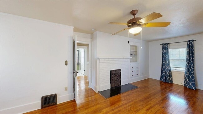 Building Photo - 609 N Ash St