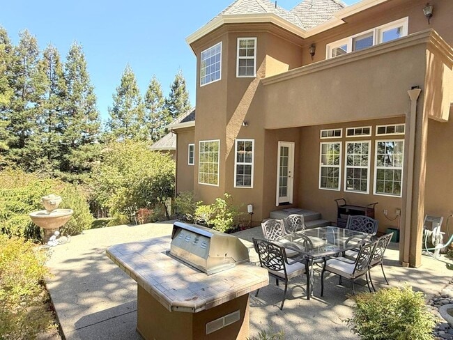 Building Photo - Westside Alamo Custom Estate With Beautifu...