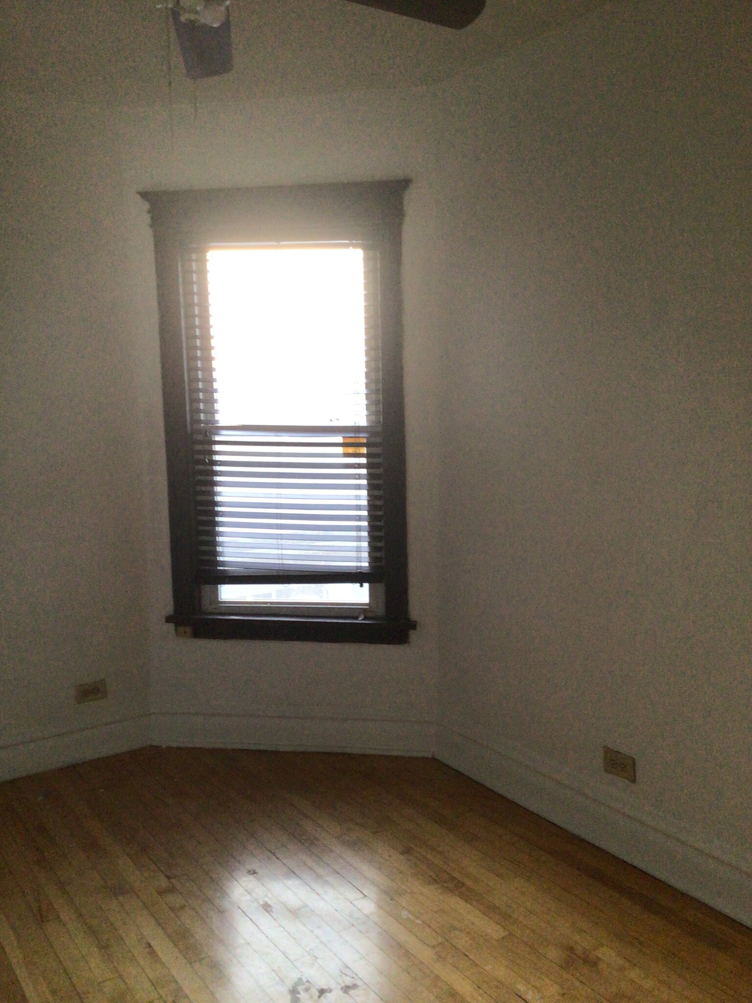 Building Photo - 928 N Harding Ave