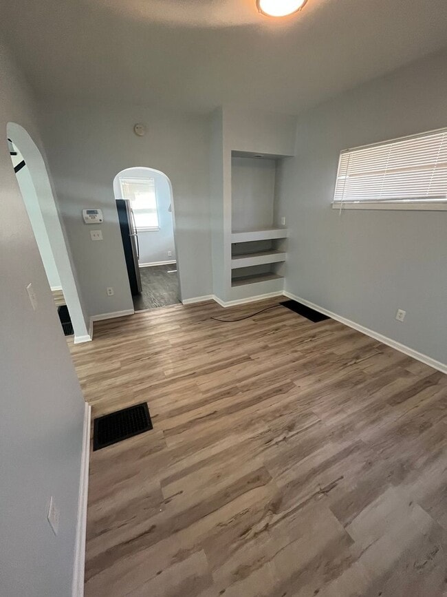 Building Photo - Three Bedroom House on Wyoming!