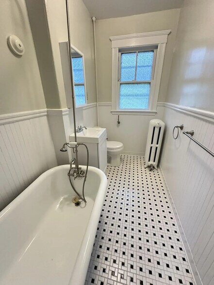 Building Photo - 593 Heath St