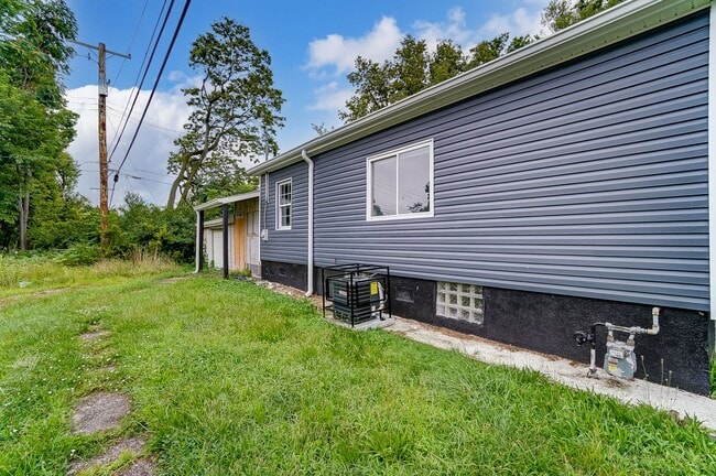 Building Photo - Two Bedroom, Two Bath in Dayton!