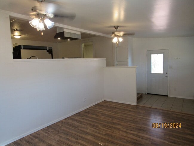 Building Photo - Cozy 2 Bedroom