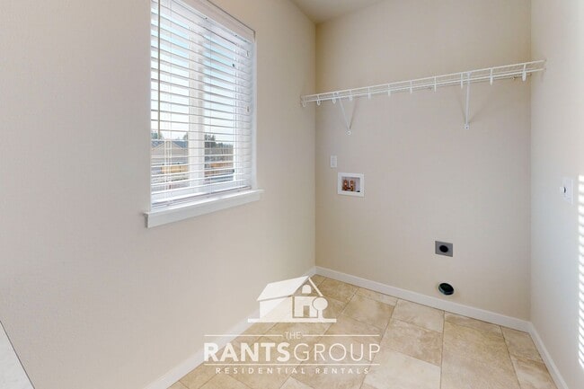 Building Photo - Beautiful Steilacoom Ridge Home! Easy freeway access!