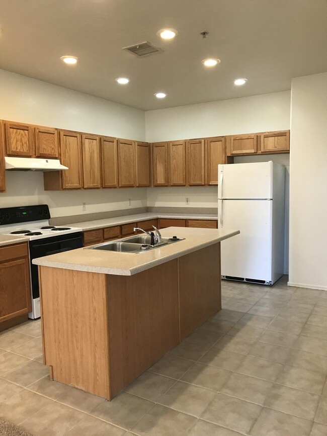 Building Photo - 3 bed 2 bath Home in Cottonwood Commons Co...