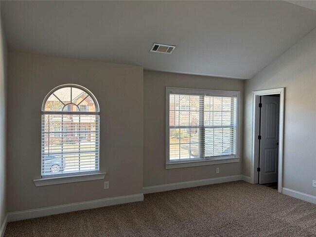 Building Photo - 410 Live Oak Pass