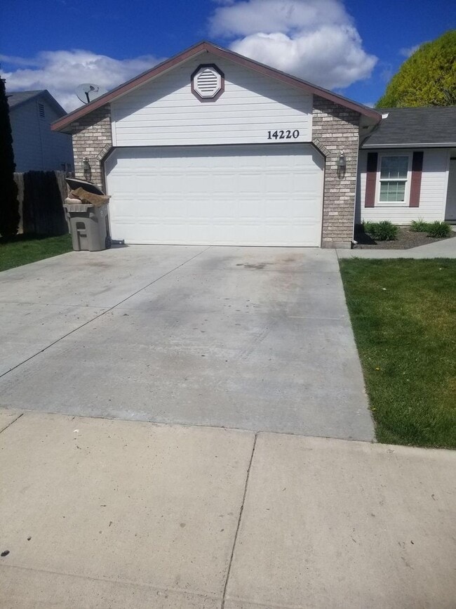 Building Photo - Great location 3 bedroom 2 bath home