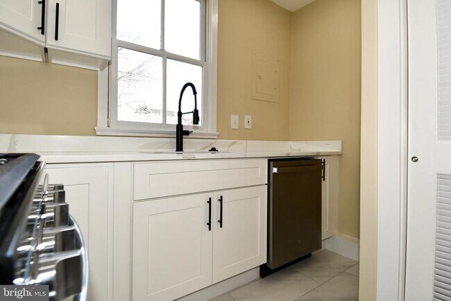 Building Photo - 216 S Henry St