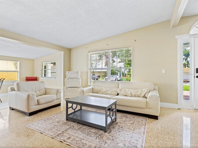 Building Photo - 3115 Bay Dr