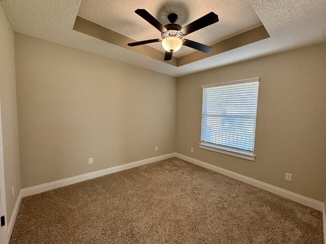 Building Photo - Beautiful Brick 3/2 in popular neighborhood!