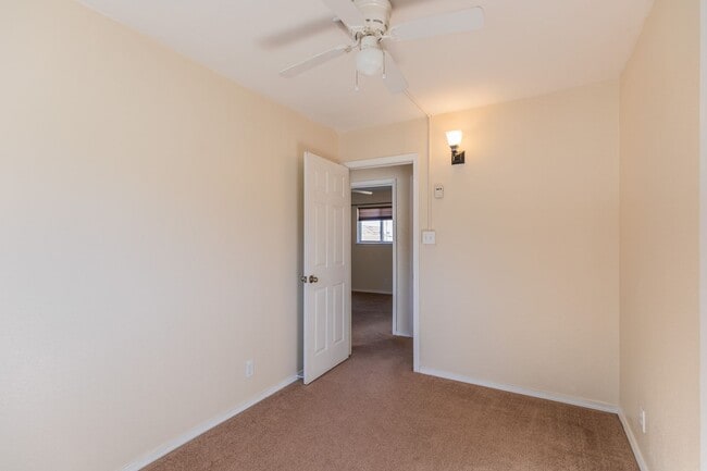 Building Photo - Conveniently located 3 Bedroom with Conver...