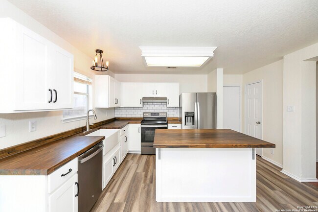 Building Photo - 16134 Branching Oaks