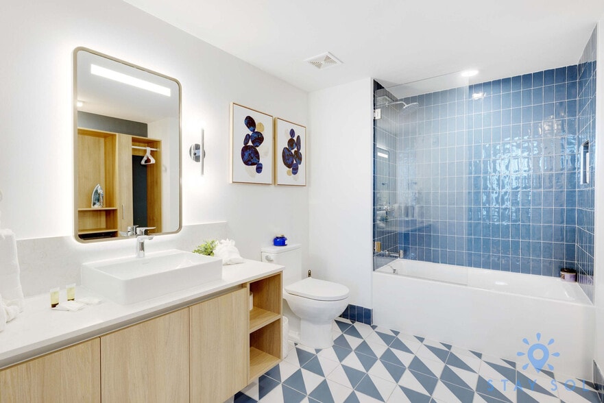 Building Photo - 601 NE 1st Ave