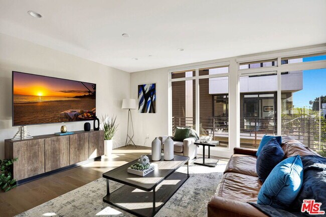 Building Photo - 1414 1/2 N Stanley Ave