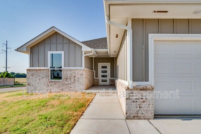 Building Photo - 8329 NW 163rd Ter