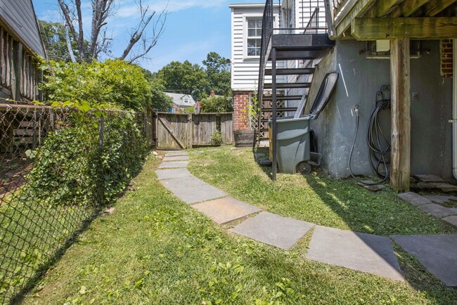 Building Photo - 2509 Crest Ave