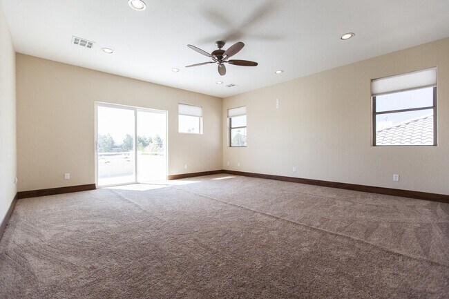 Building Photo - Rhodes Ranch Golf Course View