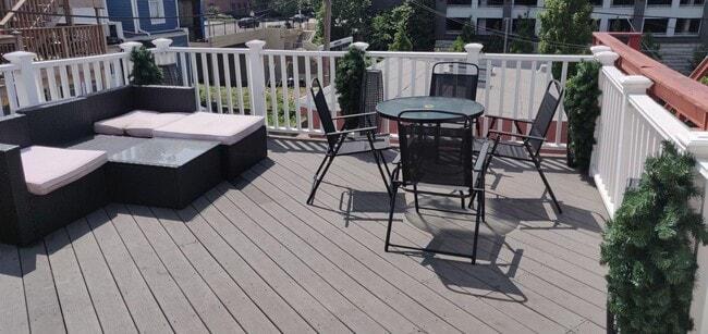 Building Photo - Chamring 2-Bedroom Locust Point Townhome w/ Deck