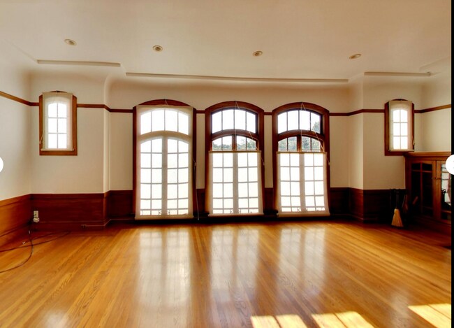Building Photo - Expansive Top-Floor Richmond Flat | 2BD + Sunroom | Parking Included | Nearly 1,900 Sq. Ft.
