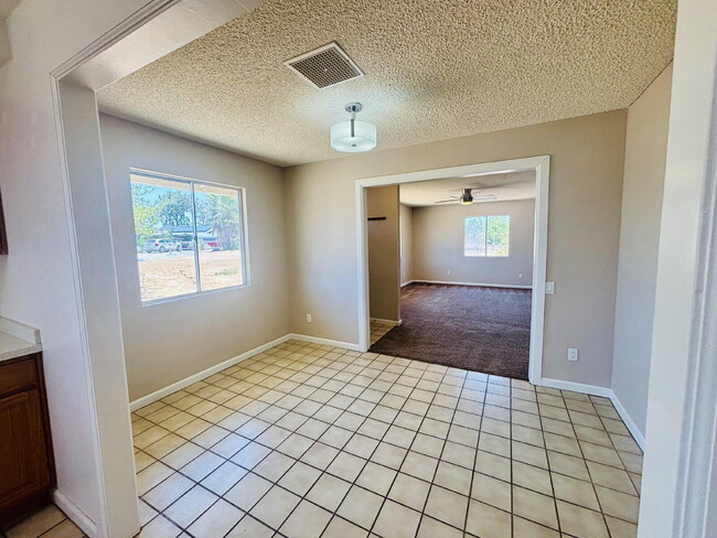 Building Photo - Charming 3-Bedroom with 2 Full Baths on th...