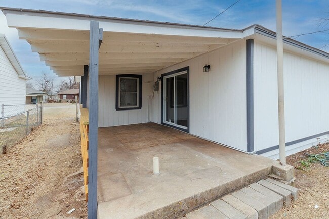 Building Photo - 1809 NW Lincoln Ave