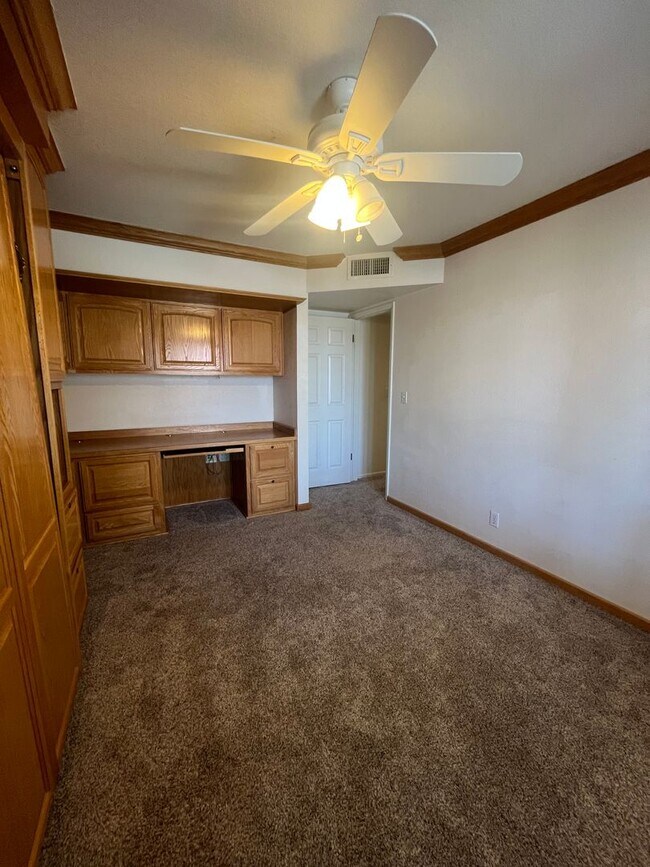 Building Photo - 3 Bed, 2 Bath in Gated Community with Lake...