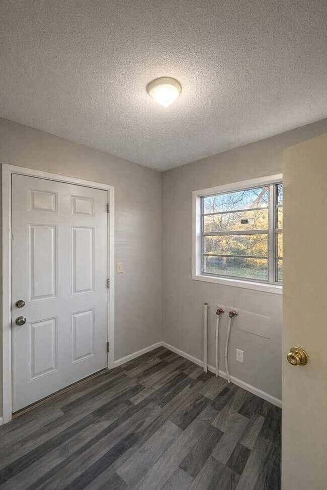 Building Photo - 1301 19th Pl SW