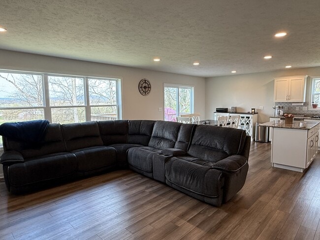 Building Photo - 166 Gwenedd Ln