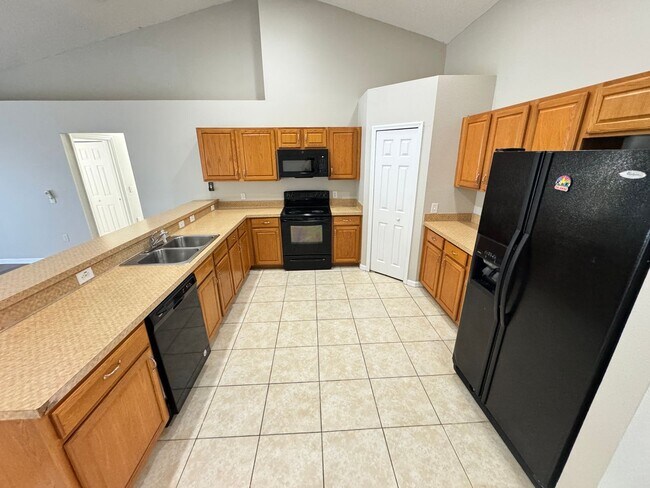 Building Photo - Split Floor plan 3/2 in Poinciana