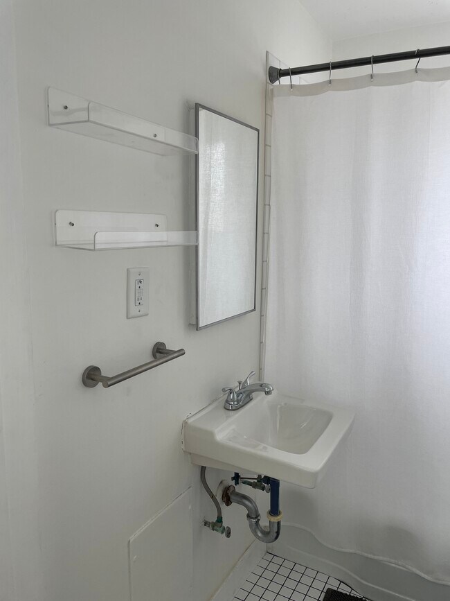 Building Photo - 521 Arcade Dr