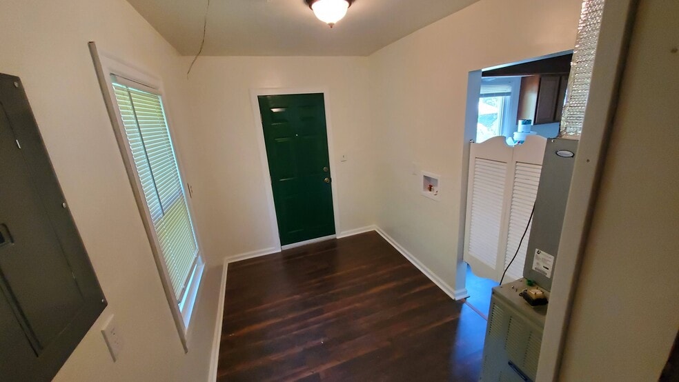 Laundry Room - 1387 Elizabeth St