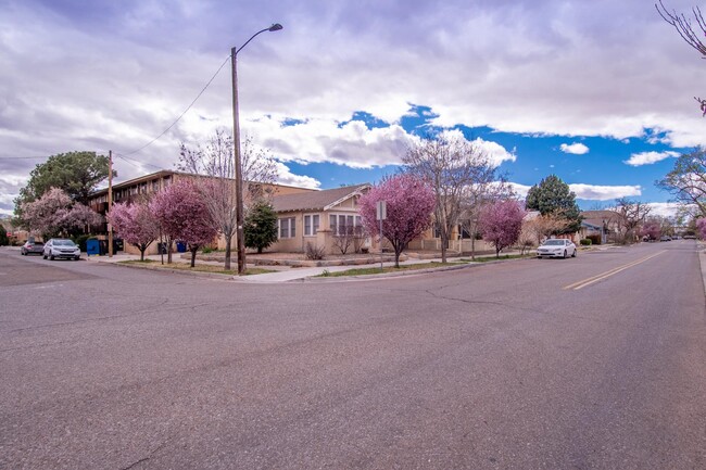 Building Photo - 902 Marquette Ave NW